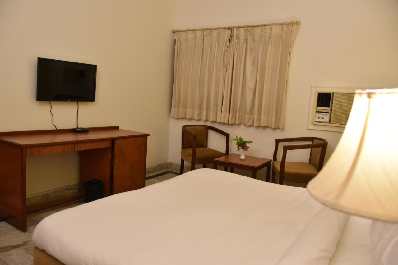 Greenwood Hotel ขชุราโห ภายนอก รูปภาพ