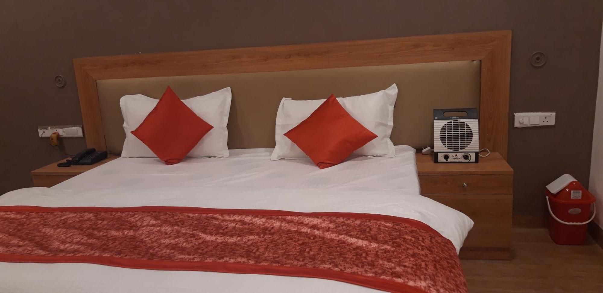 Greenwood Hotel ขชุราโห ภายนอก รูปภาพ
