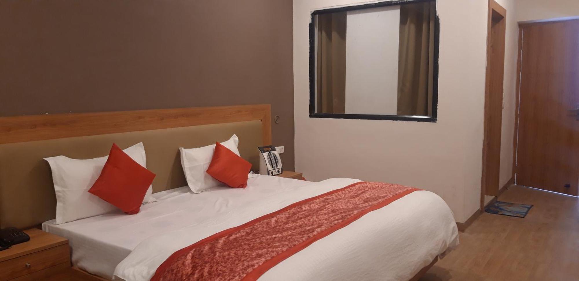 Greenwood Hotel ขชุราโห ภายนอก รูปภาพ