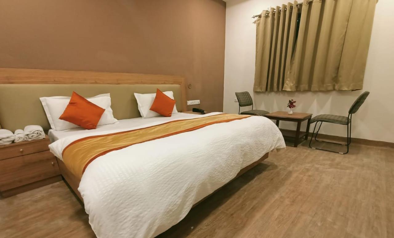 Greenwood Hotel ขชุราโห ภายนอก รูปภาพ